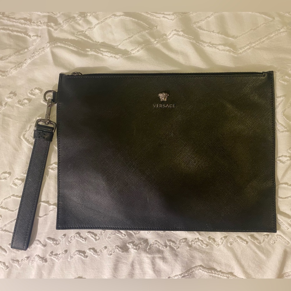VERSACE. Sid leather Clutch. Black leather. New.